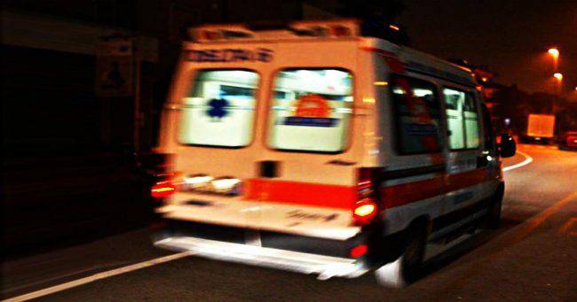 Sfonda con l’auto il passaggio a livello e resta bloccata sui binari