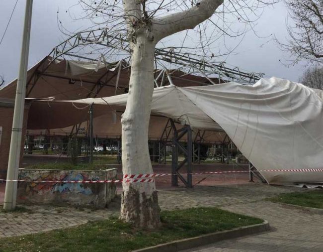 Forte vento distrugge il palatenda