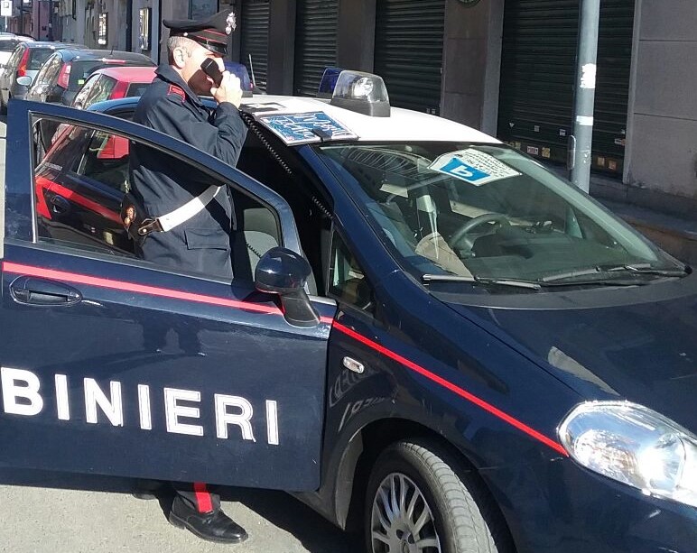 Derubata dell’auto e della borsetta