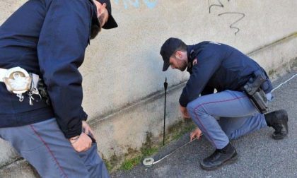 Freccia sfiora una ragazza mentre passeggia