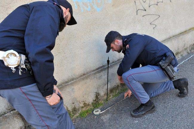 Freccia sfiora una ragazza mentre passeggia