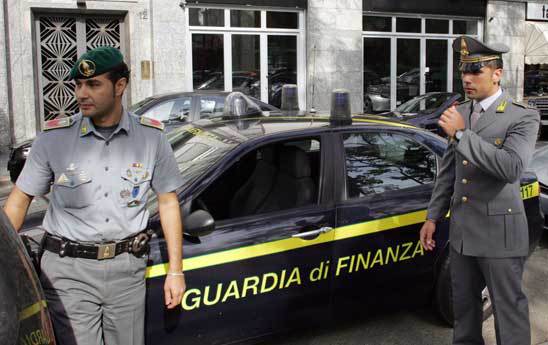 Sequestrati migliaia di capi di abbigliamento in un negozio torinese