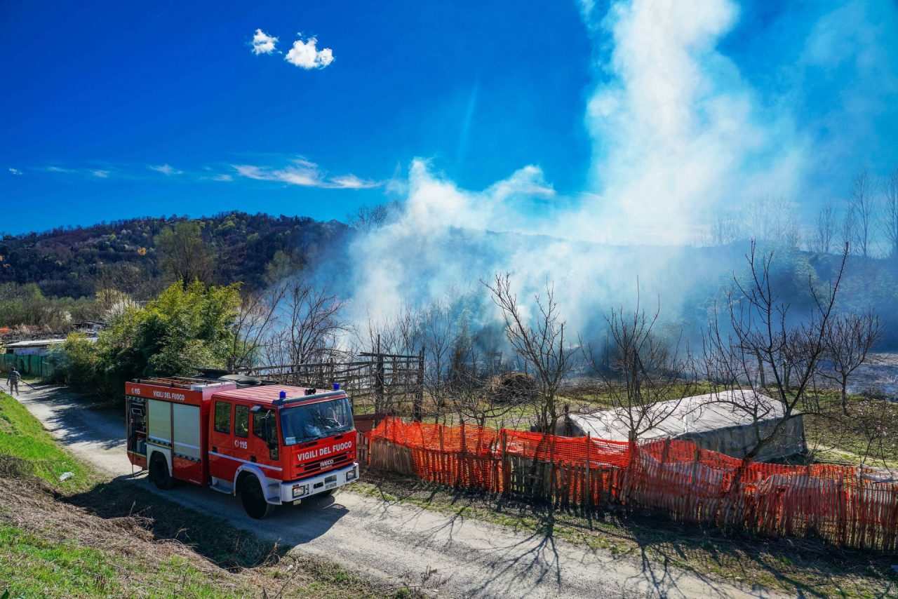 Tra baracche abusive e rifiuti, il rischio incendi è altissimo