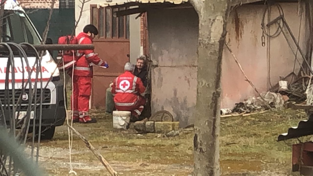 Anziana si ustiona le mani mentre brucia sterpaglie