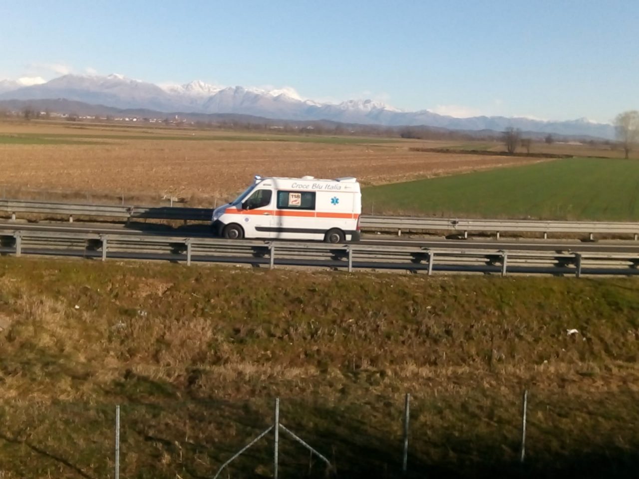 Incidente sulla A4: camion contro furgone
