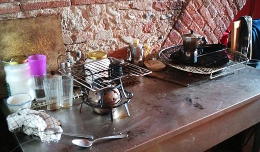 Locale occupato da abusivi, c’è anche un maialino in pessime condizioni