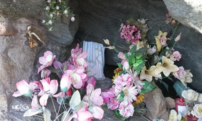 Danneggiata la Madonnina di Lourdes