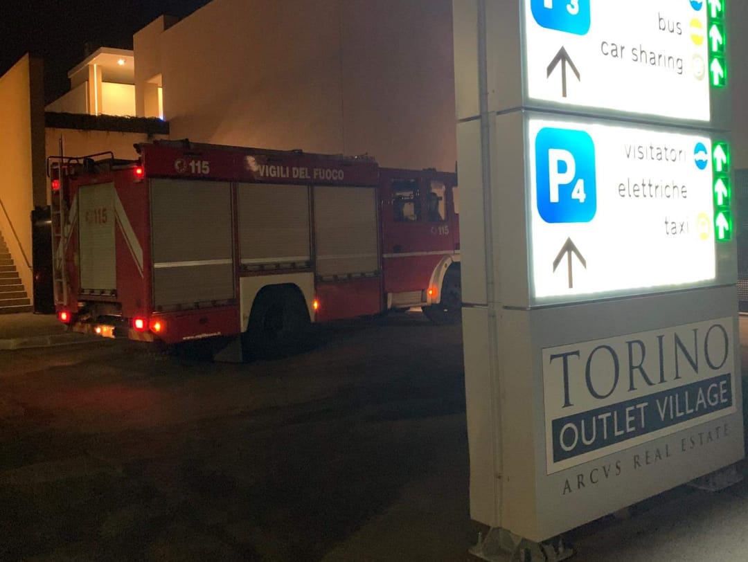 Incendio in un negozio dell’outlet di Settimo