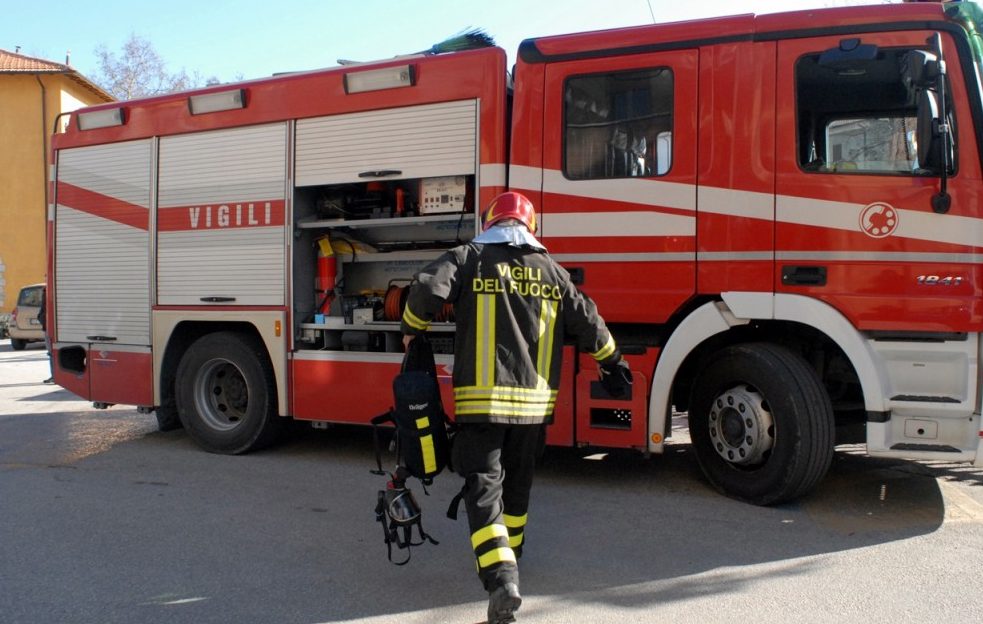 Incendio in un appartamento: evacuato l’intero stabile