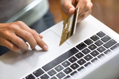 Truffato durante lo shopping online: gli rubano 9500 euro