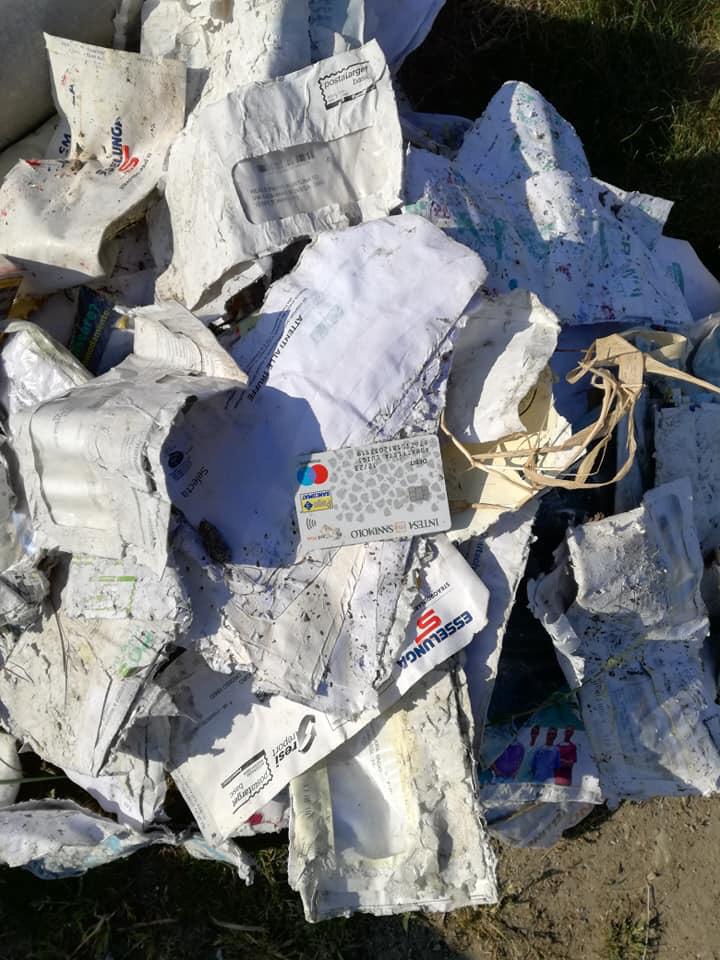 Pacchi di posta tra i rovi