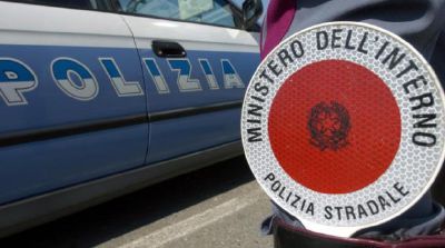 Fermato al casello con 27 stranieri nel furgone