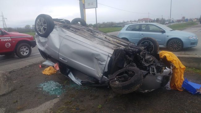 Scontro tra due auto, presenti dei feriti