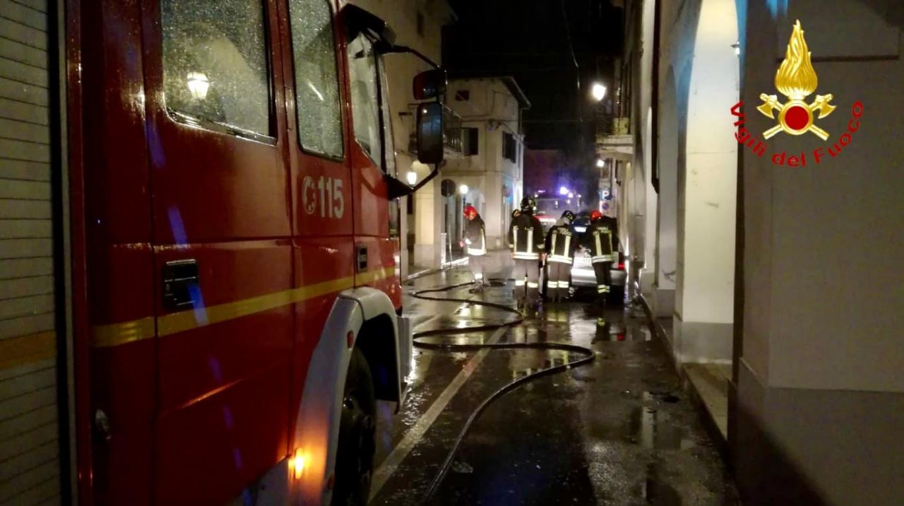 Auto in fiamme nella notte, intervengono i vigili del fuoco