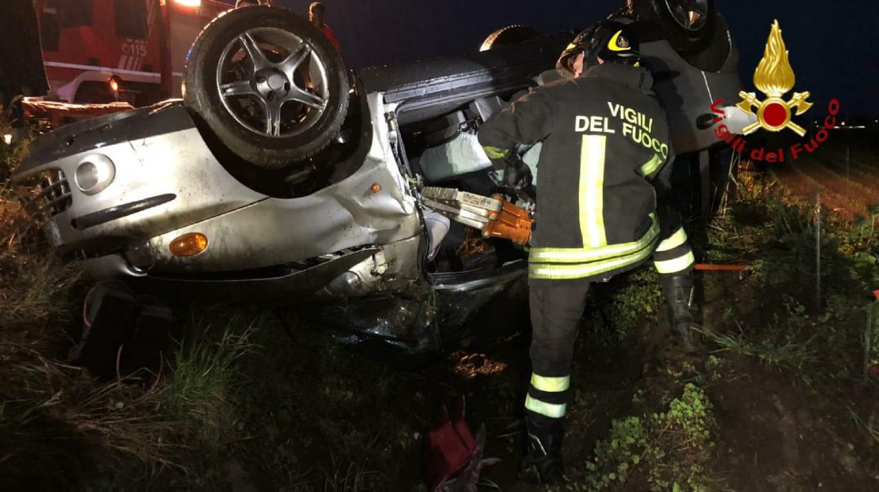 Incidente all’alba, si ribalta fuori strada