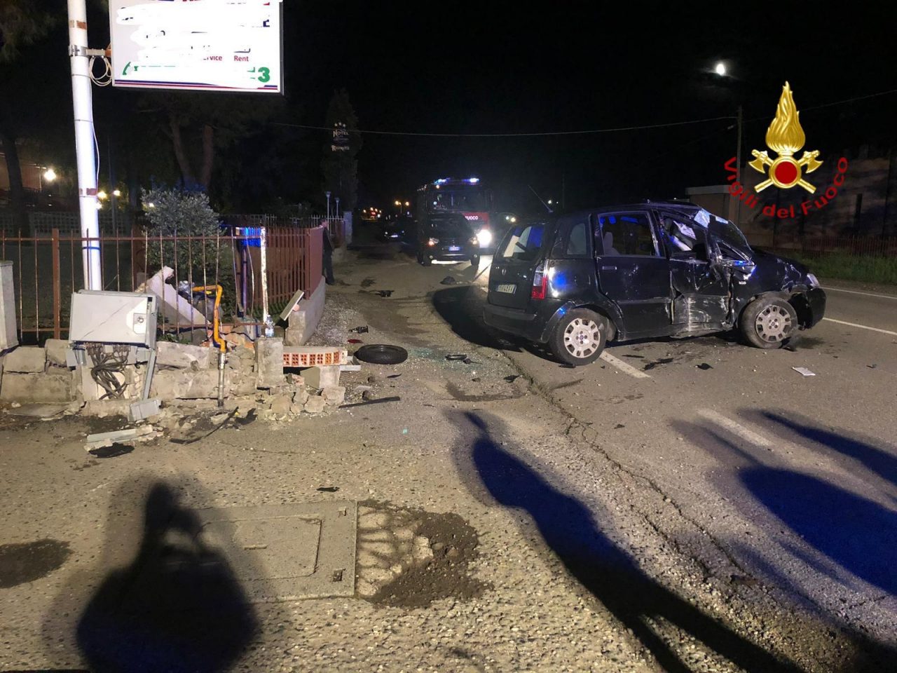Auto sbanda e si schianta contro una casa