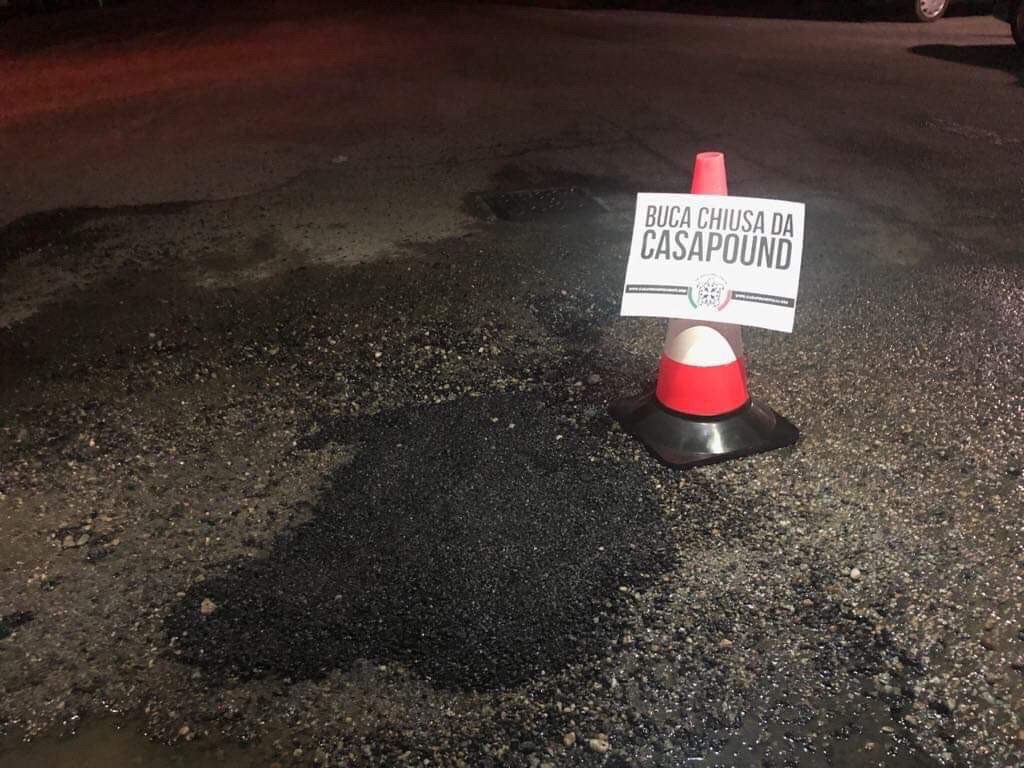 Strade dissestate, CasaPound “tappa” alcune buche