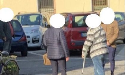 Chiedono l’elemosina infastidendo le persone al mercato