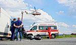 Furgone travolge motociclista a Mezzi Po, atterra l'elisoccorso. Traffico in tilt LE FOTO