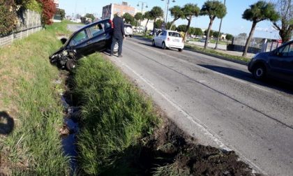 Perde il controllo dell’auto e finisce contro un’altra