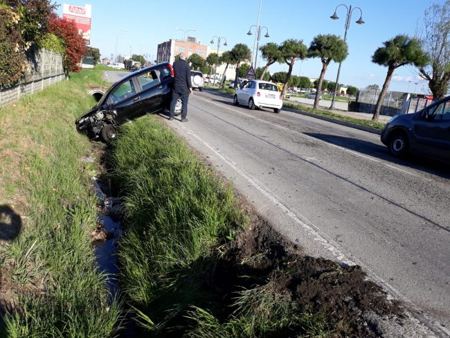Perde il controllo dell’auto e finisce contro un’altra