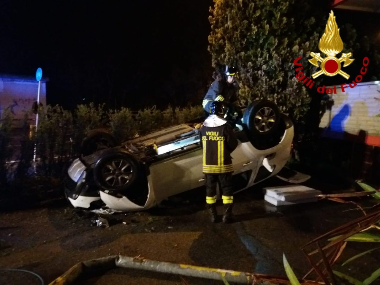 Auto a gpl si ribalta e finisce contro due vetture e un semaforo