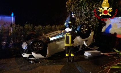 Auto a gpl si ribalta e finisce contro due vetture e un semaforo