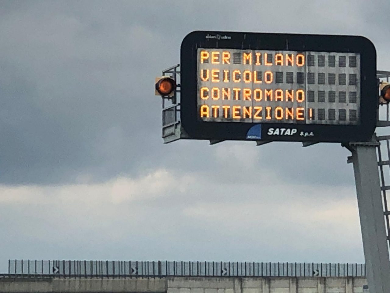 Auto in contromano lungo la A4 in direzione Milano tra Chivasso e Rondissone