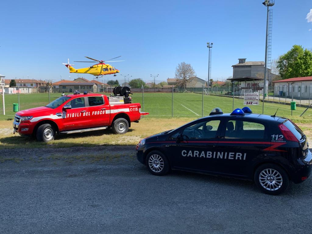 Sbanda con l’auto, finisce contro un albero e distrugge un cartello stradale