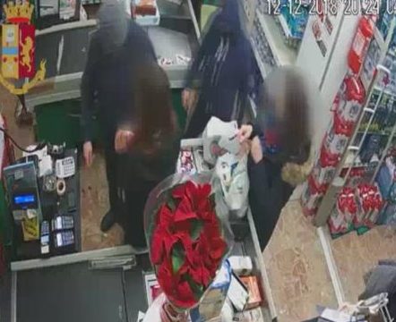 Fratelli rapinano il supermercato Crai: arrestati IL VIDEO