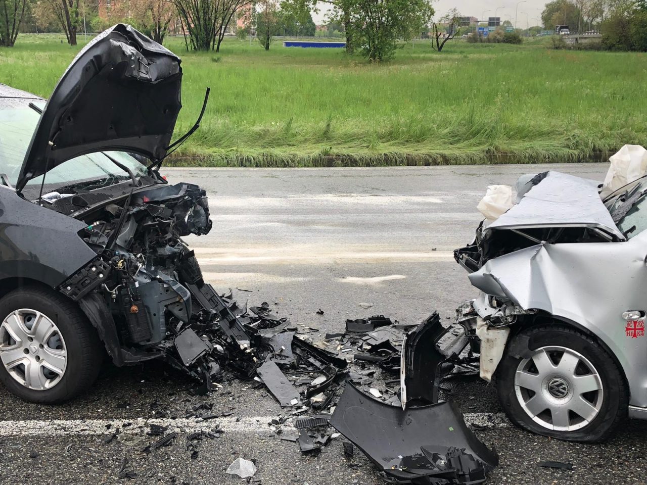Frontale tra due auto, due feriti e traffico in tilt
