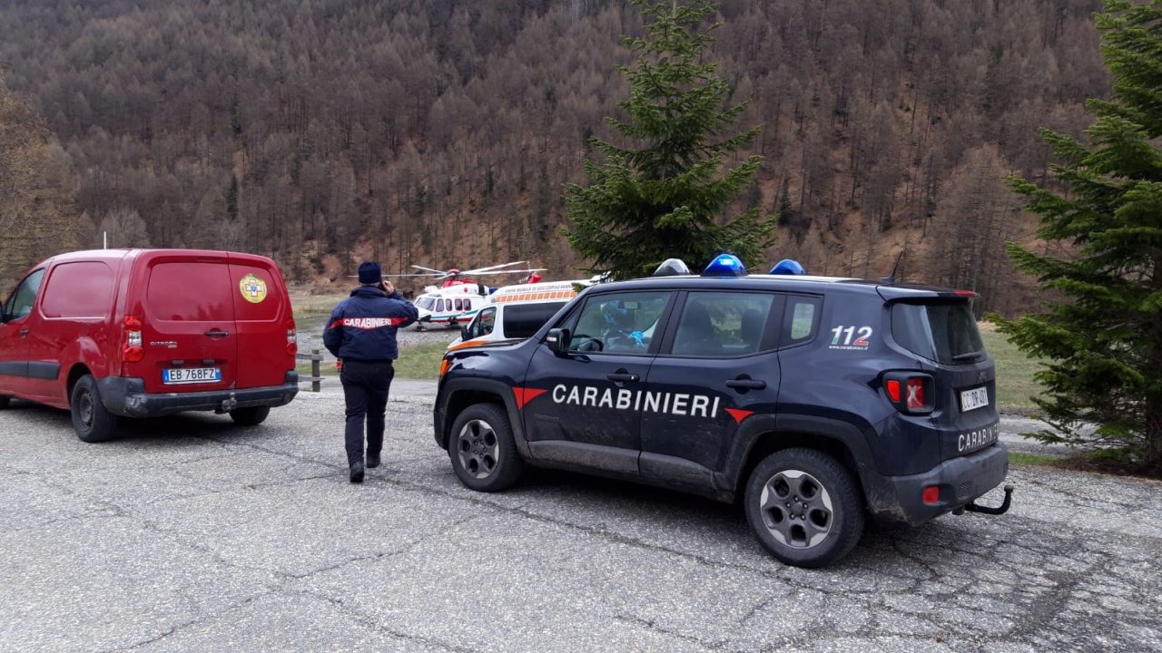 Scialpinista colto da un infarto mentre risaliva una pista chiusa LE FOTO
