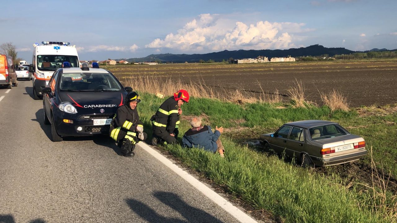 Spettacolare incidente: anziano esce fuori strada, ma è illeso
