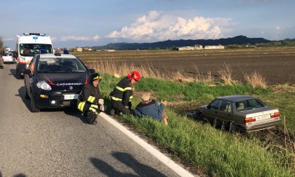 Spettacolare incidente: anziano esce fuori strada, ma è illeso