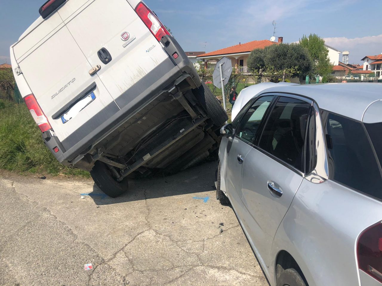 Auto contro furgone: due feriti