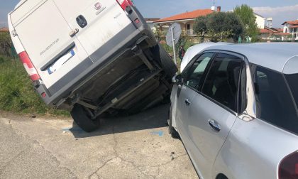 Auto contro furgone: due feriti