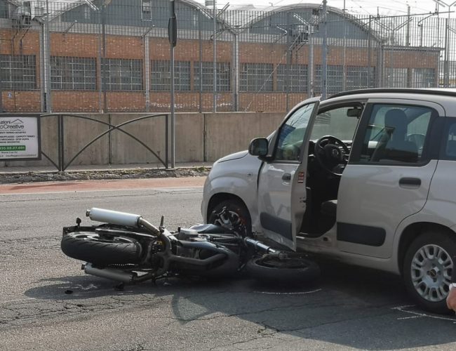 Scontro tra auto e moto: giovane in gravi condizioni