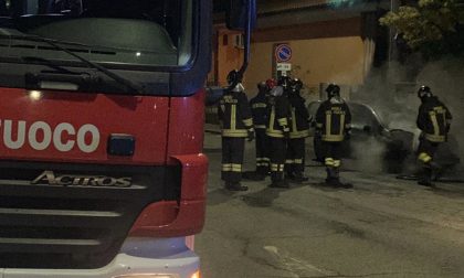 Brucia un'auto, è giallo sulle cause