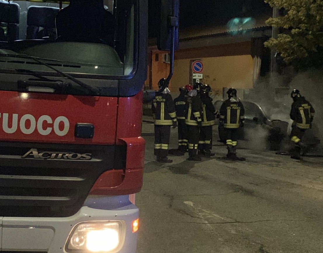 Brucia un’auto, è giallo sulle cause