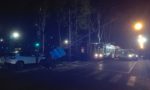 Jeep finisce contro un impianto di illuminazione pubblica e manda in tilt i tram