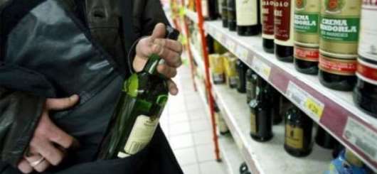Ladro di liquori in azione con un body da donna