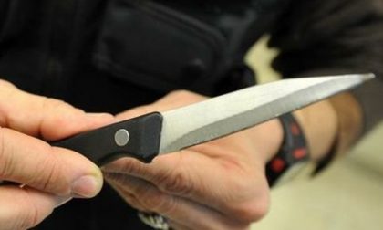 Giovane accoltellato all'addome: caccia all'aggressore