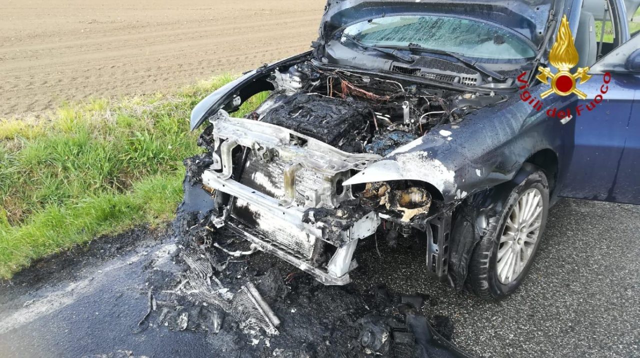 In fiamme un’auto GPL tra Tronzano e  Cigliano