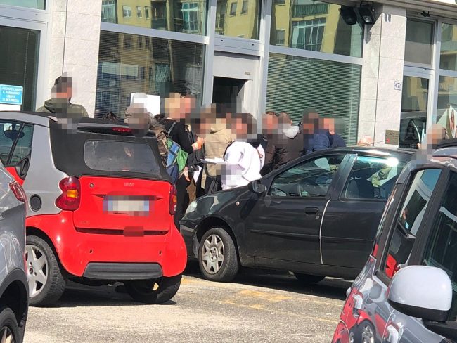 Lunghe code anche oggi per la rottamazione delle cartelle