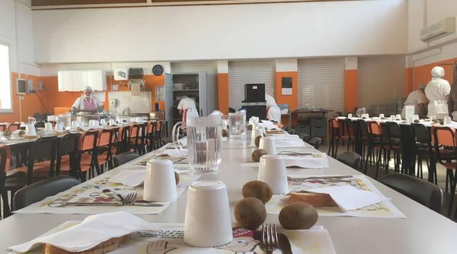 Mensa, nuova stangata per la famiglie: il buono aumenta ancora