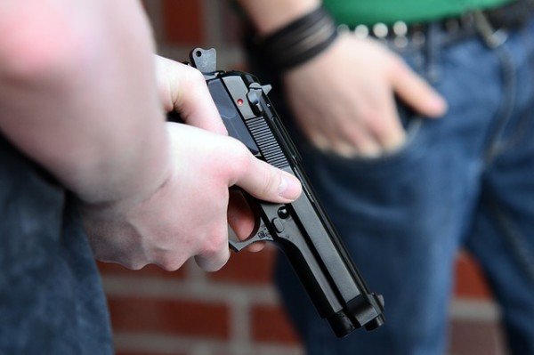 Torino, giovane ferito a una gamba da un colpo di pistola