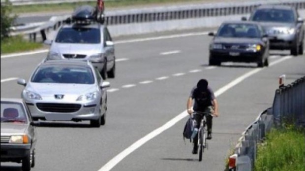 Sulla Torino-Savona con una bici da corsa, ciclista multato