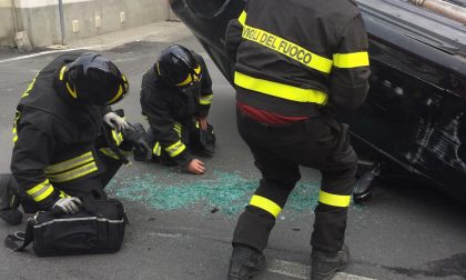 Tampona auto in sosta e si ribalta