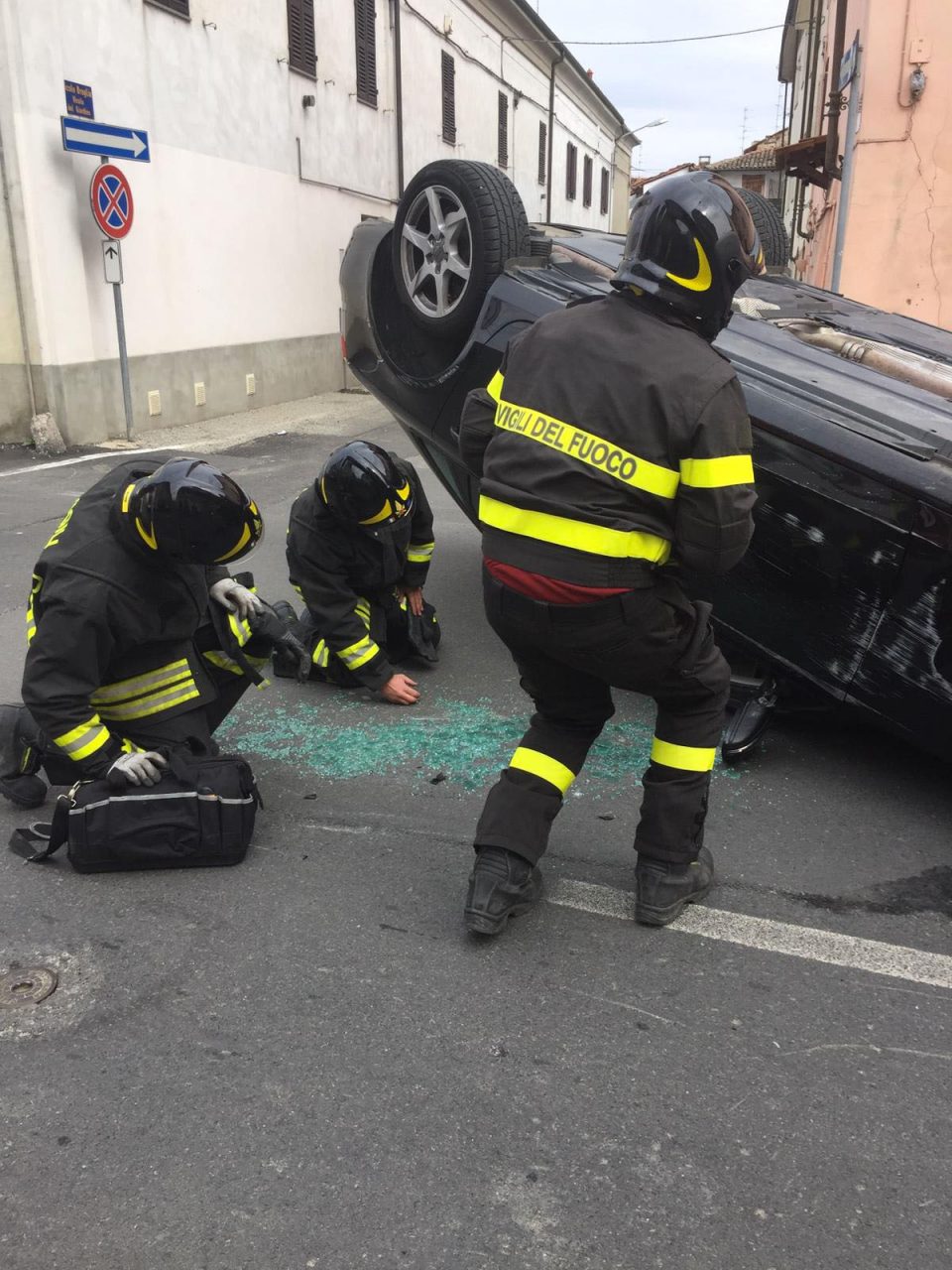 Tampona auto in sosta e si ribalta