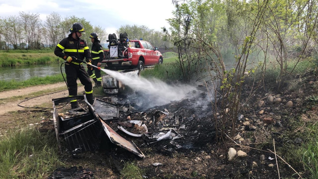 Incendio lungo il Canale Cavour a Saluggia- Il video